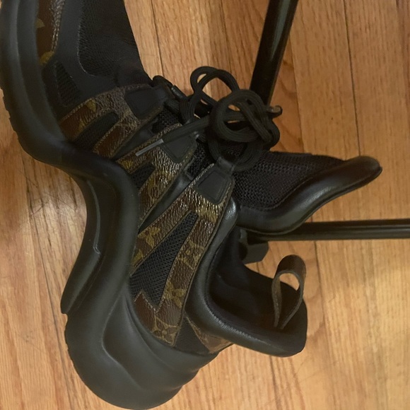 Louis Vuitton - Picture 6 of 8